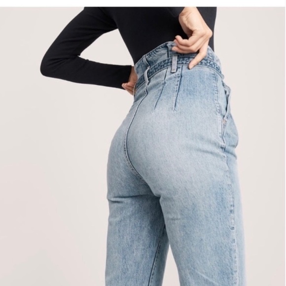 Abercrombie & Fitch A&F Ultra High Rise Paperbag Raw Hem Mom Jeans - Picture 3 of 13